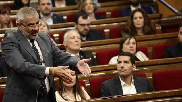 Carlos Carrizosa, líder catalán de Ciudadanos, interviene en el Parlament ante la mirada de Ignacio Martín Blanco, portavoz del partido / CS