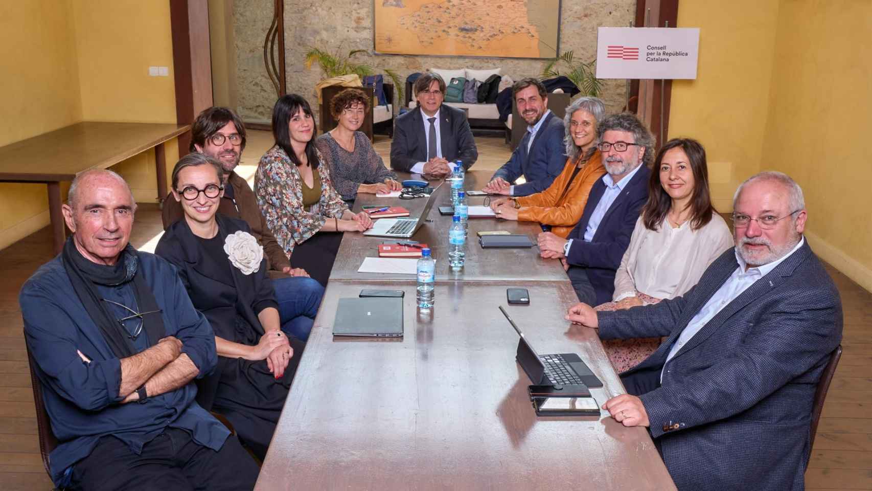 La primera reunión presencial del nuevo gobierno del CxRep, encabezado por el expresidente de la Generalitat Carles Puigdemont / JOSEP BALCELLS ADZET