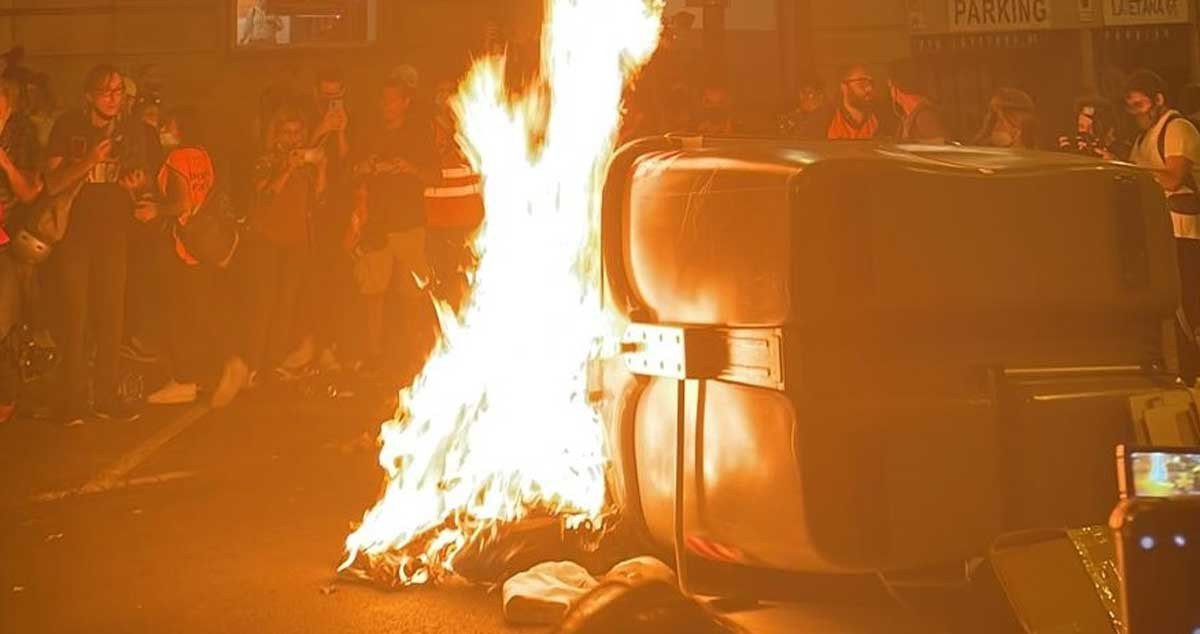 Contenedor ardiendo en la plaza Urquinaona de Barcelona / EUROPA PRESS