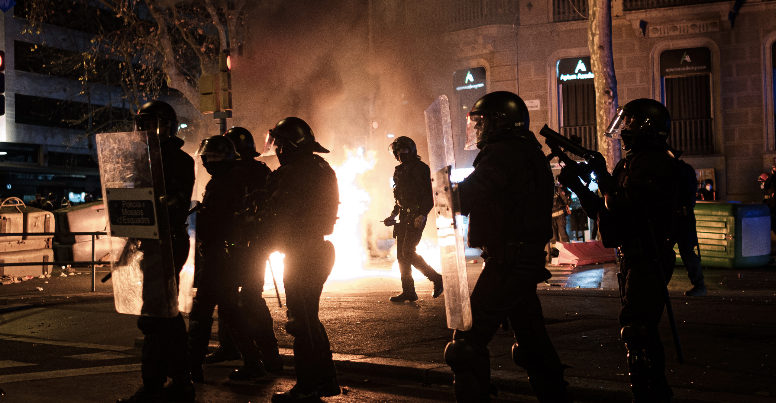 Agentes de Mossos d'Esquadra durante la segunda noche de disturbios por Hasél en Barcelona / PABLO MIRANZO (CG)