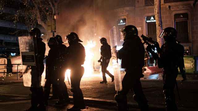 Agentes de Mossos d'Esquadra durante la segunda noche de disturbios por Hasél en Barcelona / PABLO MIRANZO (CG)
