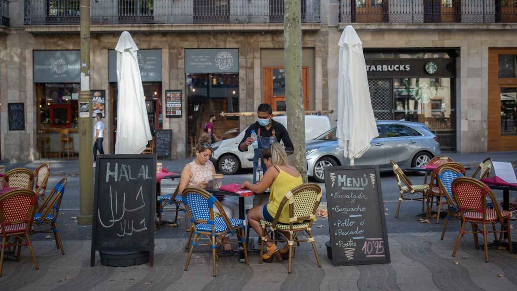 Dos mujeres en una terraza de Las Ramblas de Barcelona / EUROPAPRESS