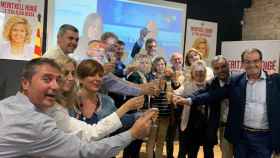 La alcaldesa de Tortosa, Meritxell Roigé, celebra con su equipo el triunfo electoral de JxCat en las municipales / JUNTS PER TORTOSA