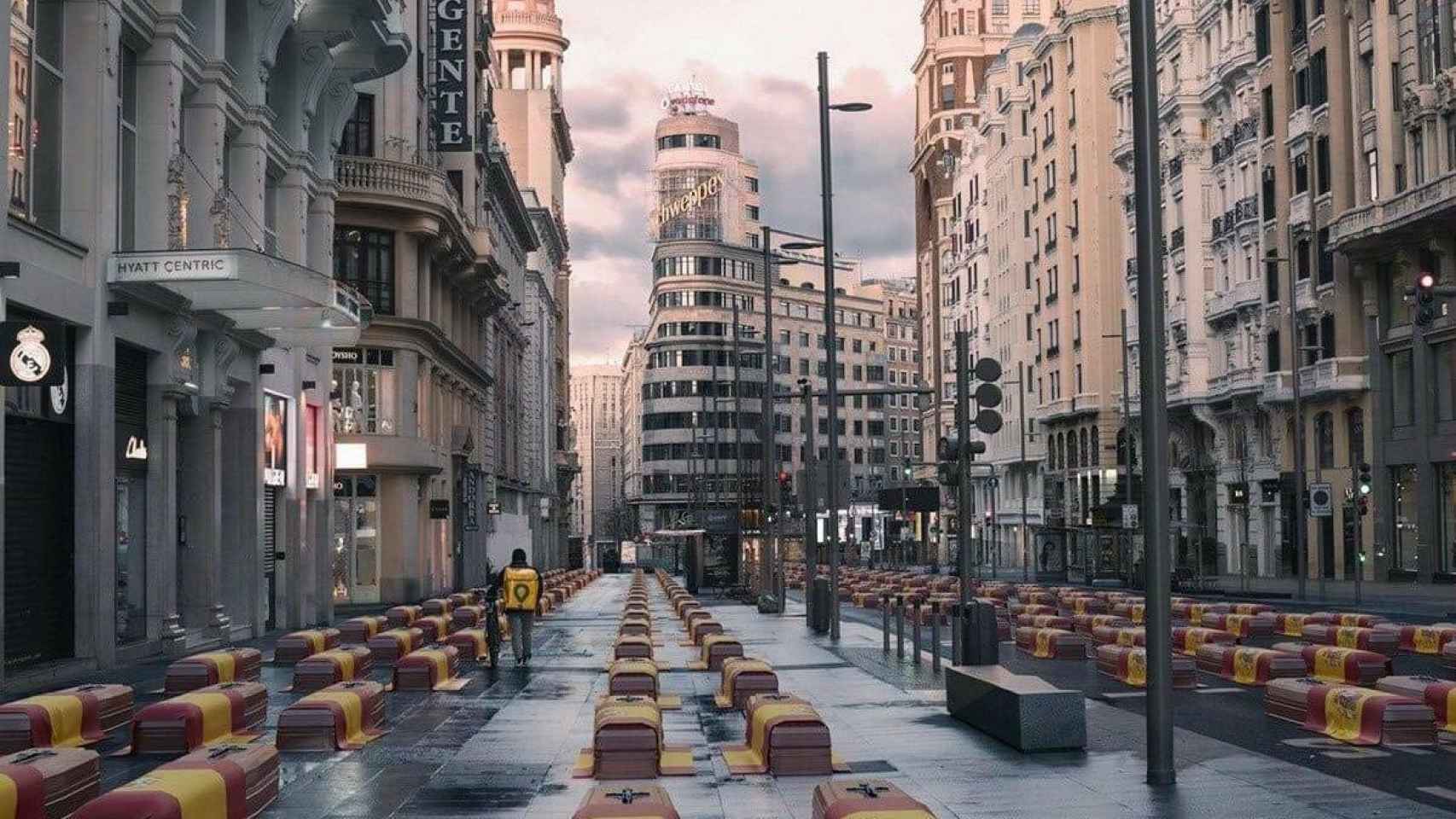 Fotomontaje de la Gran Vía de Madrid llena de ataúdes, una imagen falsa difundida por Vox en Twitter