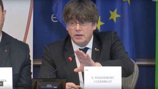 Carles Puigdemont, negándose a responder a un periodista en el Parlamento Europeo / EFE