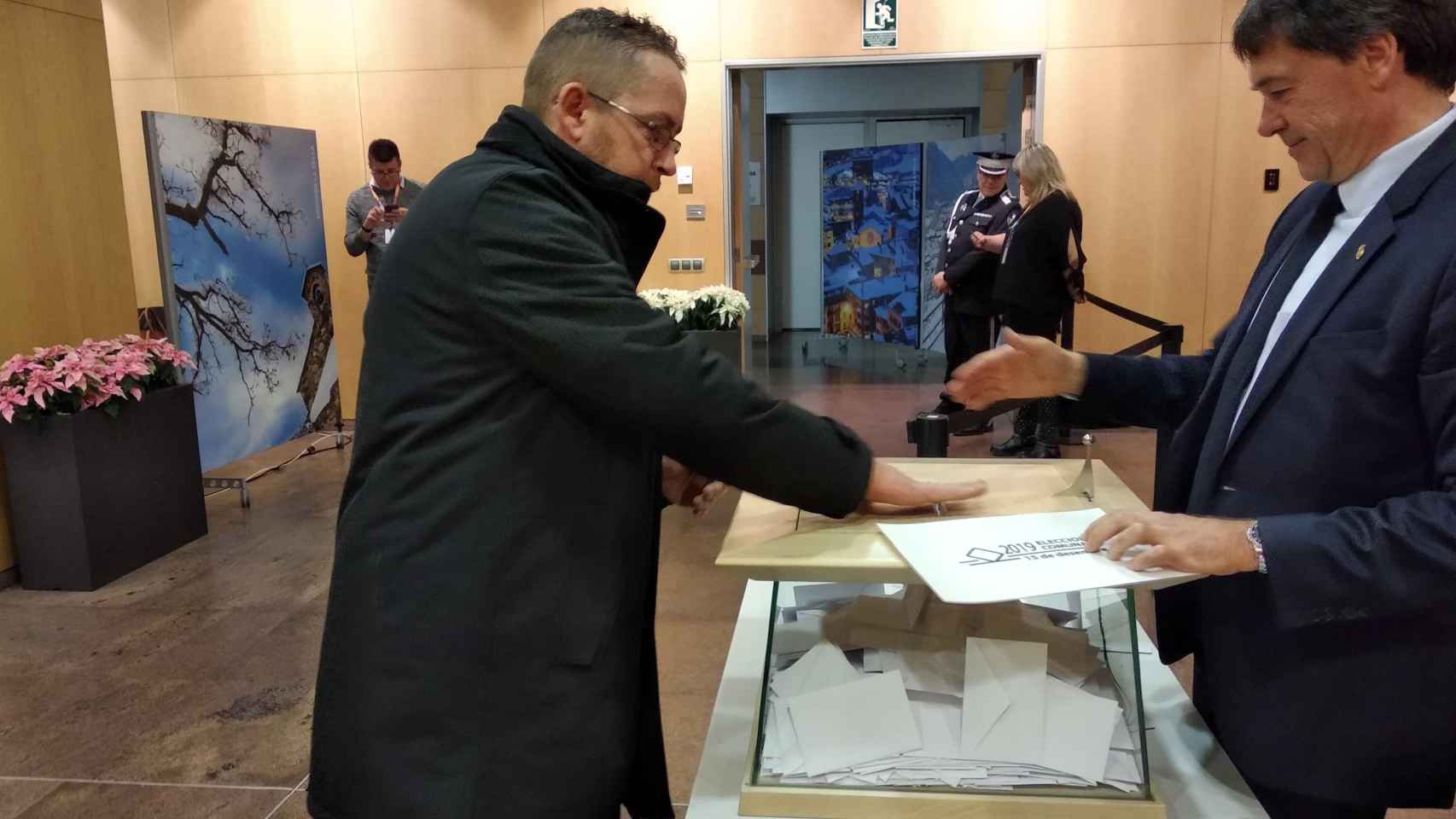 Un ciudadano votando en Andorra la Vella durante las elecciones de parroquias del Principado / EUROPA PRESS