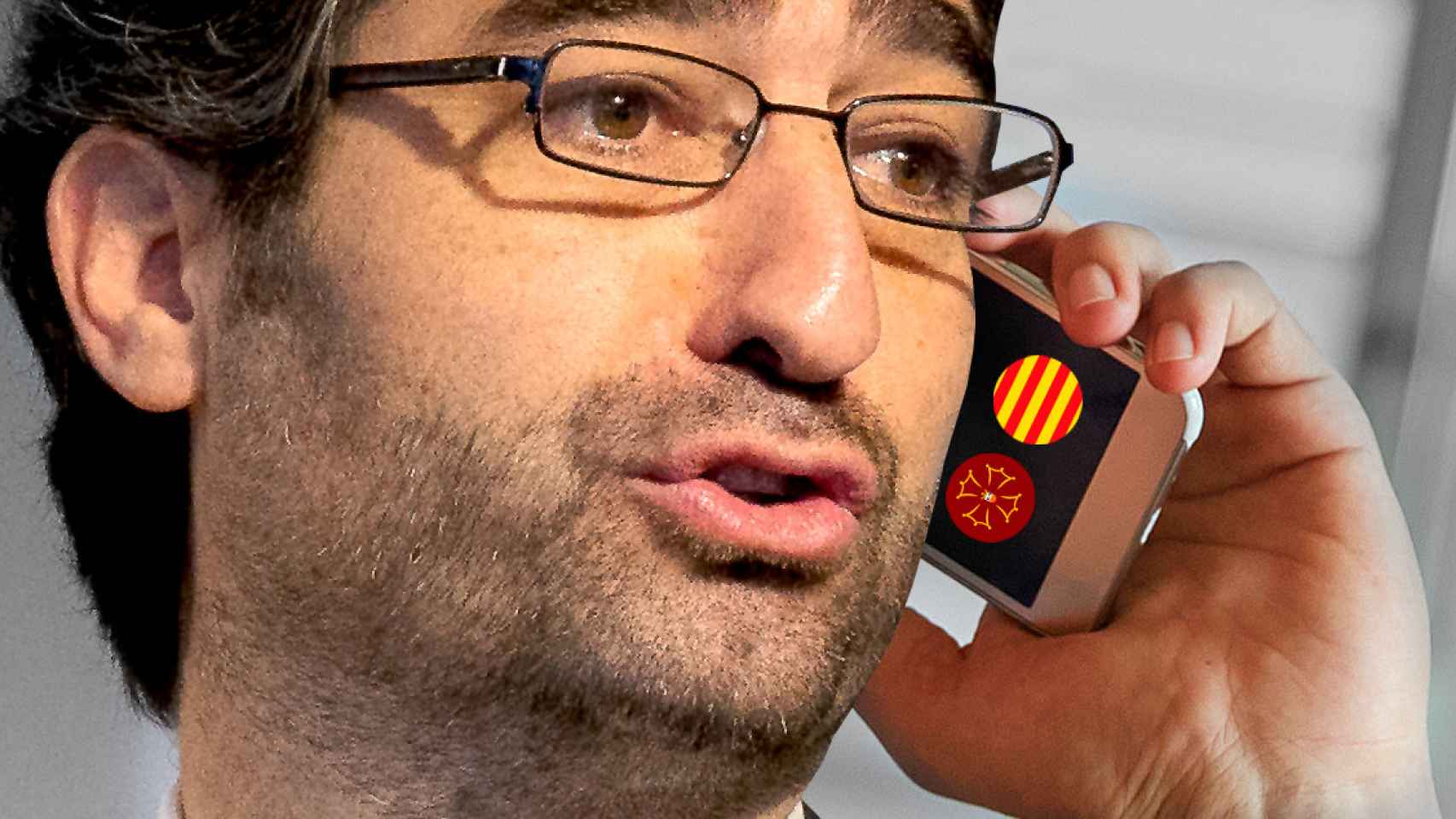 El consejero de Políticas Digitales de la Generalitat, Jordi Puigneró atiende a una llamada / FOTOMONTAJE DE CG