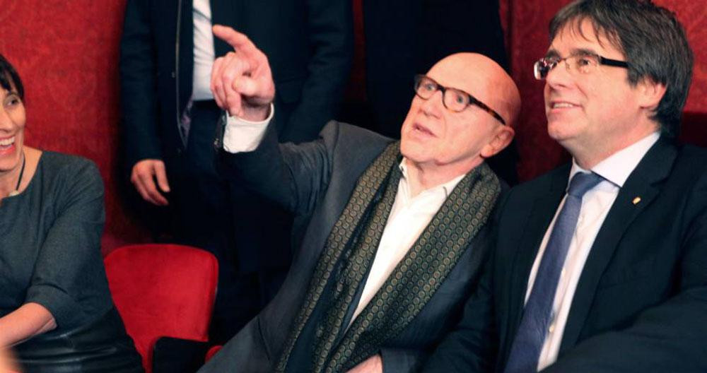 Carles Puigdemont, con su abogado, Paul Bekaert, en una representación de la obra 'El duque de Alba', en Gante / EFE