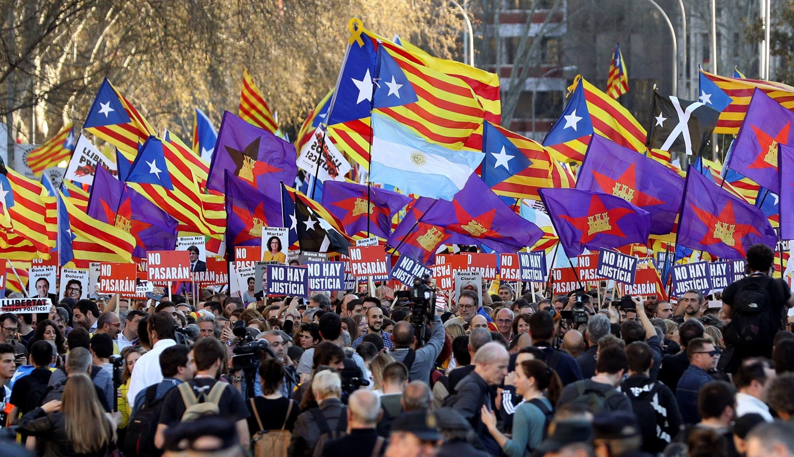 Izquierda Castellana, con sus banderas moradas estrelladas, apoyando la independencia de Cataluña en la manifestación del 16 de marzo en Madrid / EFE