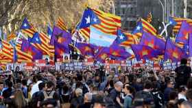 Izquierda Castellana, con sus banderas moradas estrelladas, apoyando la independencia de Cataluña en la manifestación del 16 de marzo en Madrid / EFE