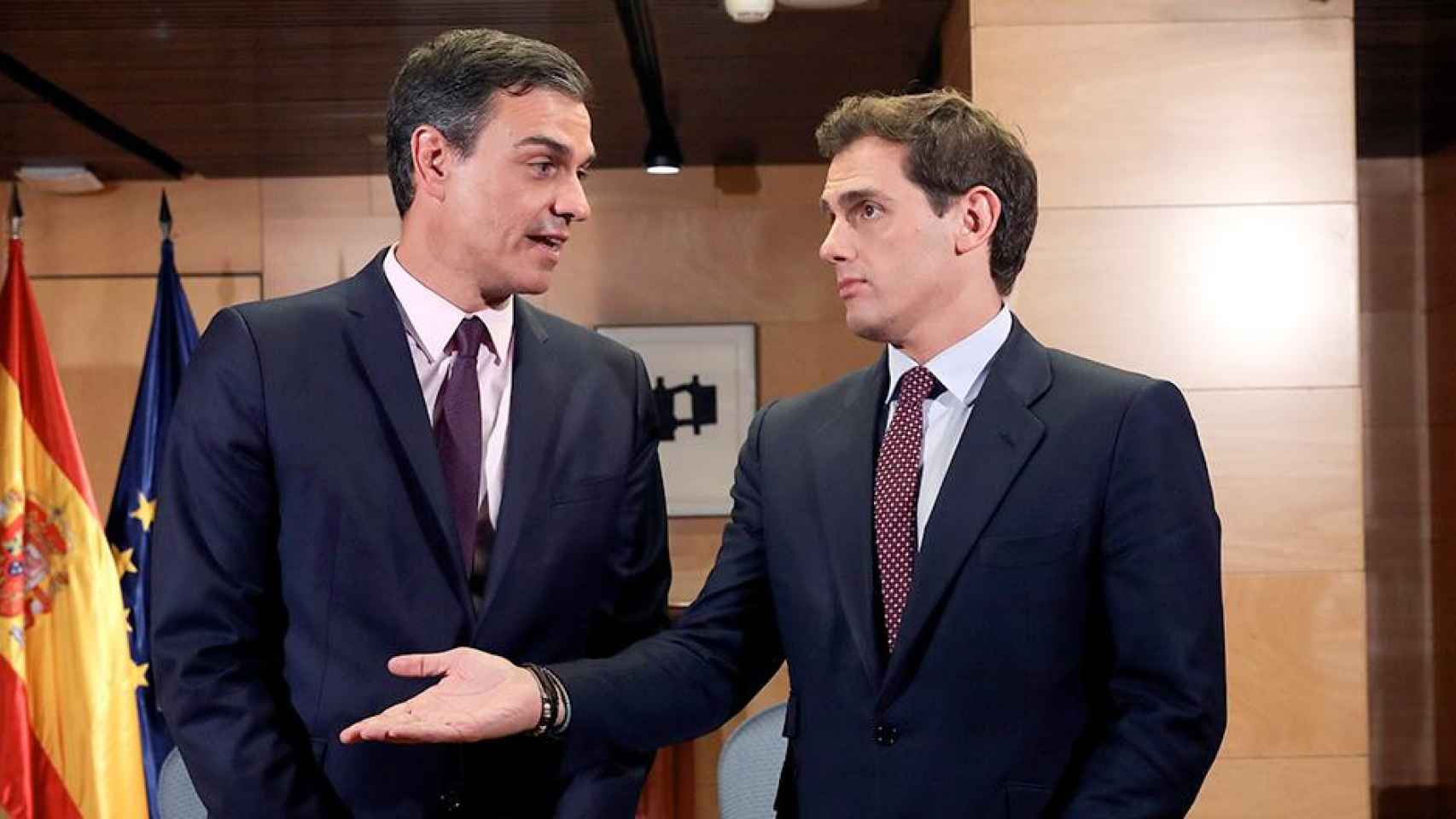 El presidente del Gobierno en funciones, Pedro Sánchez (i), se reúne con el líder de Cs, Albert Rivera / EFE