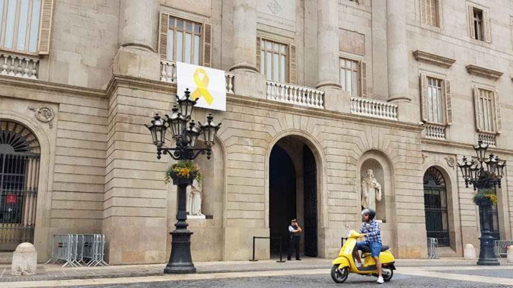 El lazo amarillo en la fachada del Ayuntamiento de Barcelona / CG