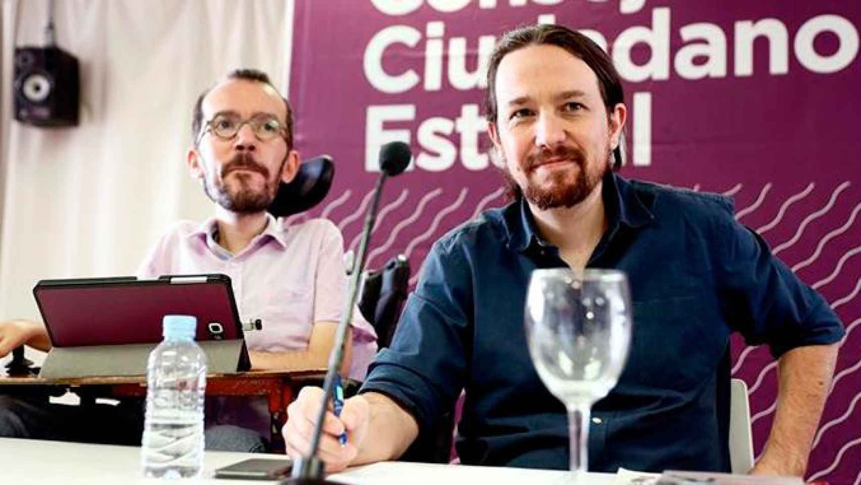 El líder de Podemos, Pablo Iglesias (d) y el secretario de Organización, Pablo Echenique durante la reunión del Consejo Ciudadano Estatal de Podemos, máximo órgano del partido entre asambleas