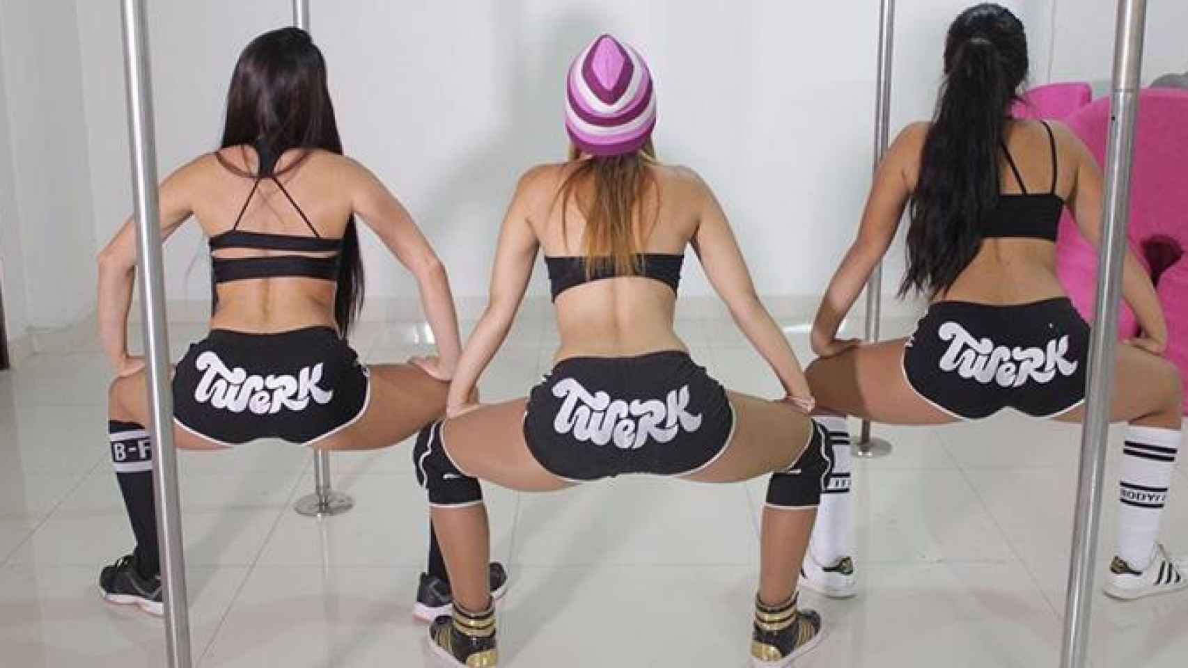 Tres chicas bailan 'twerking', un baile parecido al 'perreo' del reguetón consistente en sensuales movimientos pélvicos / CG
