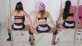 Tres chicas bailan 'twerking', un baile parecido al 'perreo' del reguetón consistente en sensuales movimientos pélvicos / CG