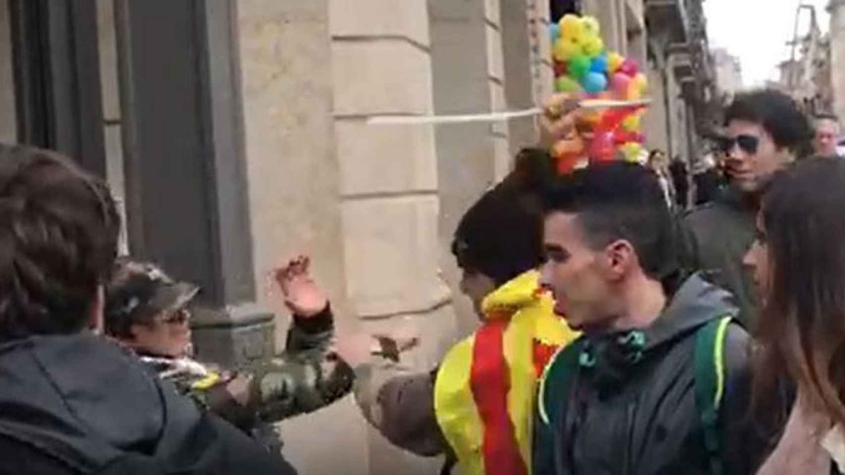 Un radical ha pegado puñetazo a un hombre que llevaba una bandera española en una manifestación de los CDR / E-NOTICIES