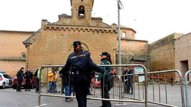 La Policia Municipal y de la Guardia Civil vigilan el Monasterio de Sijena, al que se ha referido Mariano Rajoy hoy / EFE