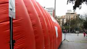 Ciudadanos ha denunciado un intento de sabotaje en su carpa hinchable de la plaza Universitat de Barcelona / CG