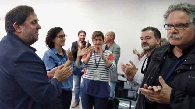 Oriol Junqueras (i), vicepresidente económico de la Generalitat, es aplaudido en el consejo nacional de ERC por Marta Rovira (2i), Anna Simó (c), Alfred Bosch (2d) y Joan Tardà (d) / EFE