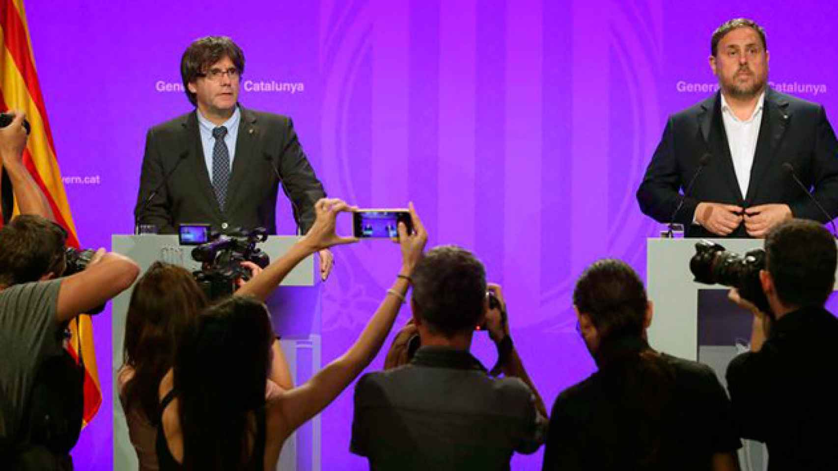 El presidente de la Generalitat de Cataluña Carles Puigdemont, y el vicepresidente del Govern y conseller de Economía, Oriol Junqueras, comparecen ante los medios de comunicación en el Palau de la Generalitat / EFE