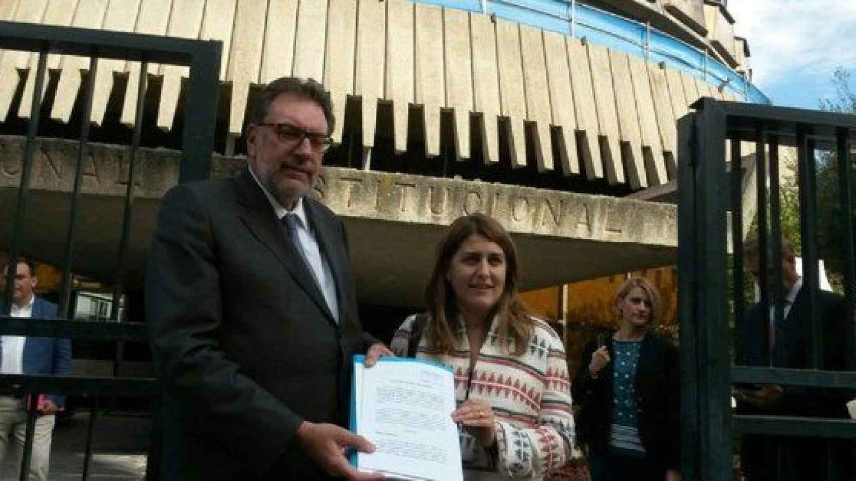 Marta Pascal, secretaria general de PDeCAT, y Josep Lluís Cleries, portavoz del partido en el Senado, muestran el fallo del Tribunal Constitucional
