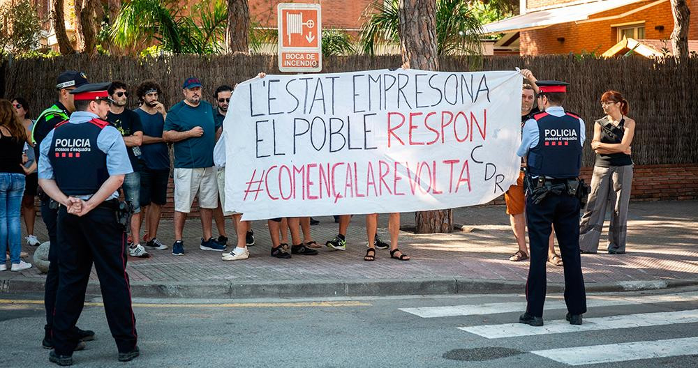 Una veintena de CDR protestan en la Fiesta de la Rosa del PSC a la que acude Pedro Sánchez / EP