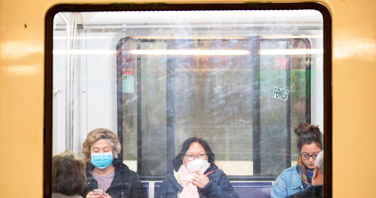Varios pasajeros en el transporte público con mascarilla / EFE