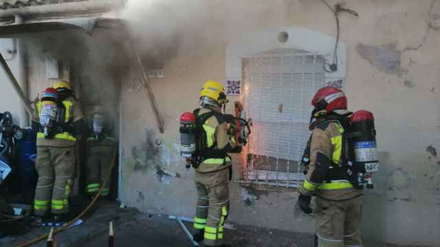 Intervención de los bomberos en un incendio en Olesa, el segundo en una casa 'okupa' / BOMBERS