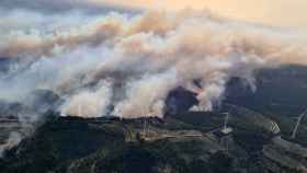 Las llamas calcinan el monte en Corbera d'Ebre, Tarragona, y afectan a un parque eólico