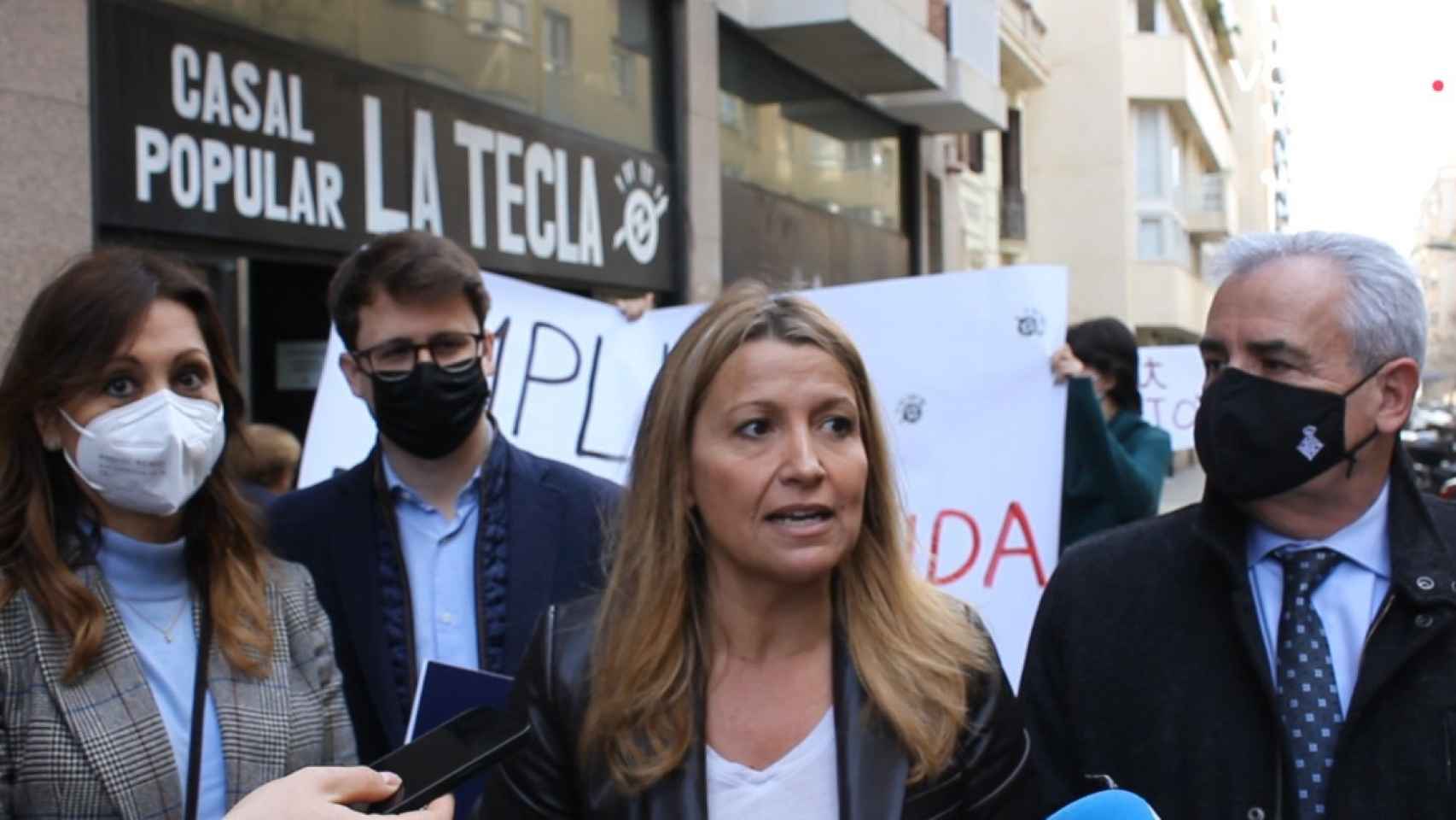 Valents reclama medidas contra la okupación en Barcelona. Een la foto, de izquierda a derecha: Marilén Barceló, Rodrigo Martínez, Eva Parera y Òscar Benítez / VALENTS