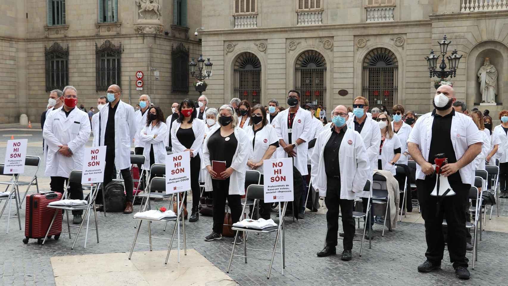 Médicos catalanes manifestándose ante la Generalitat para reclamar más recursos para la atención primaria / METGES DE CATALUNYA