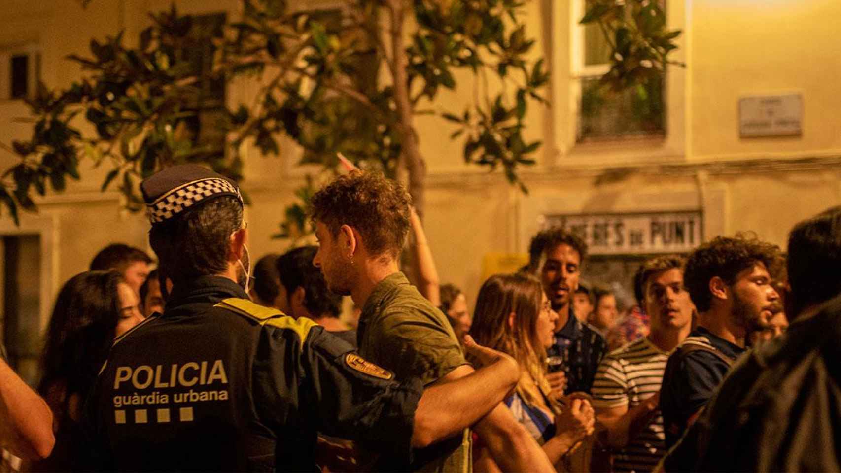Un agente de la Guardia Urbana actúa contra una aglomeración en las Fiestas de Gràcia / EP