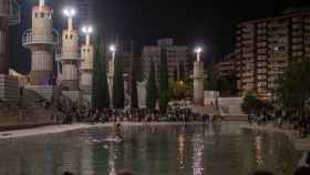 Aglomeraciones en el parque de la Espanya Industrial en la primera noche de las fiestas del barrio de Sants de Barcelona / LORENA SOPENA - EUROPA PRESS