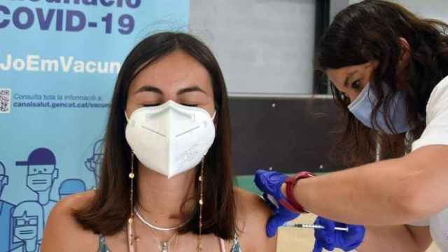 Una joven recibe la vacuna contra el Covid-19 en Cataluña / RAMÓN COSTA (EP)