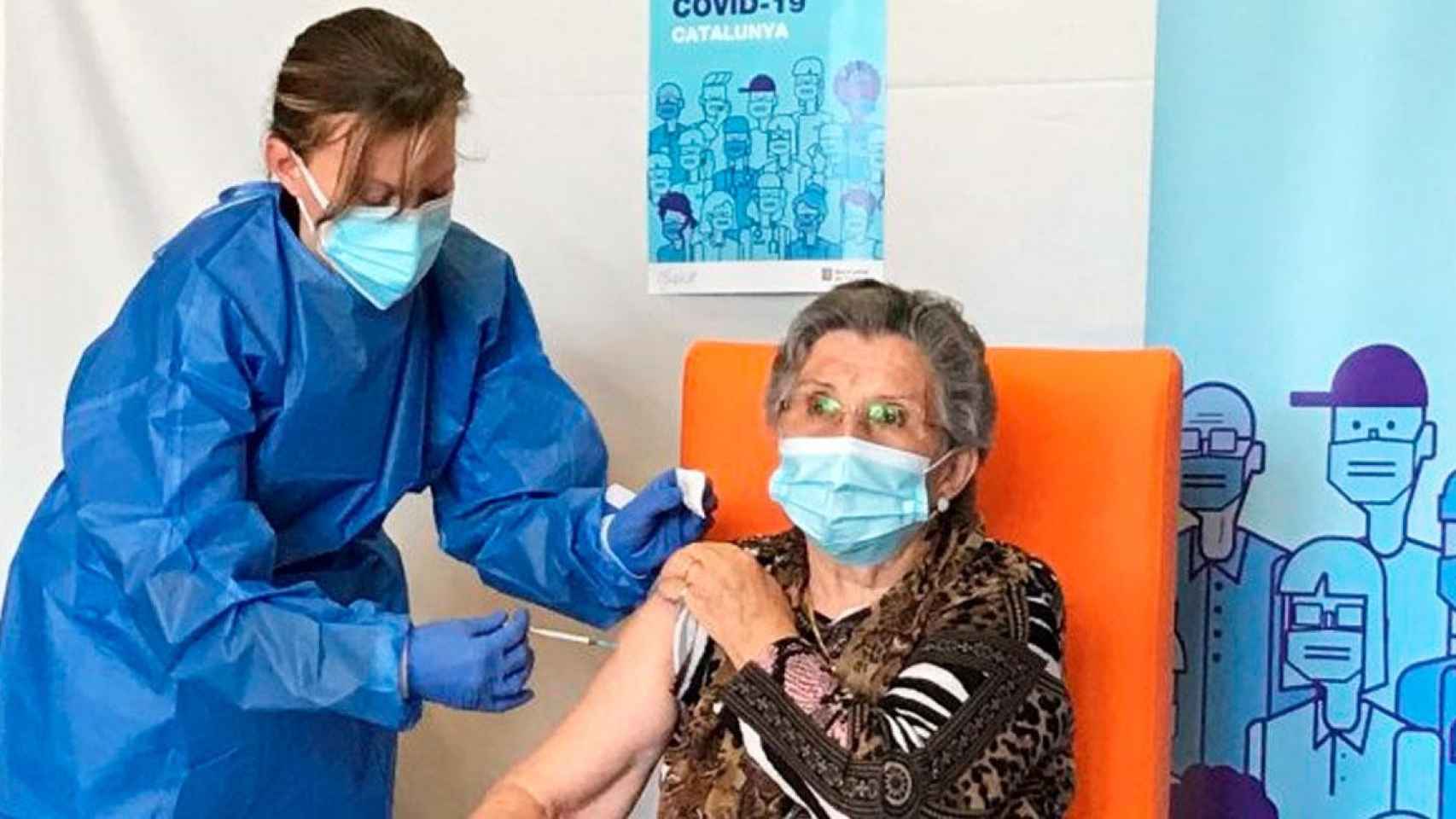 Una sanitaria administrando una vacuna de Pfizer a una señora mayor en Lleida / EP
