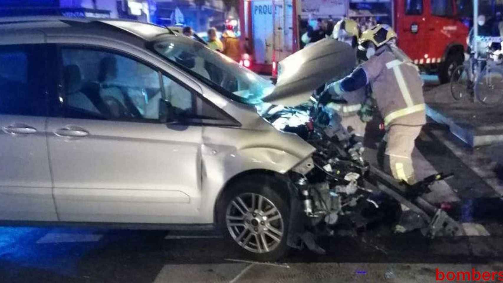 Estado del vehículo que embistió al coche patrulla de la Policía Local de El Prat de Llobregat / BOMBERS DE LA GENERALITAT (TWITTER)