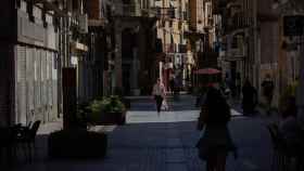 Varias personas caminan por una calle del centro de Lleida. El Govern pide extremar precauciones / EUROPA PRESS