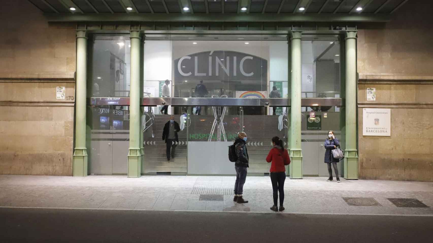 Puerta de entrada del Hospital Clínic de Barcelona, referente en la lucha contra el coronavirus / EP
