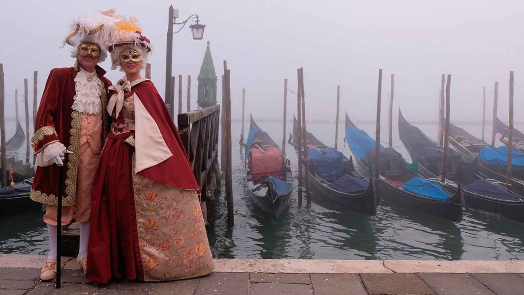 Dos personas disfrazadas ante góndolas durante el Carnaval de Venecia 2020 / EP