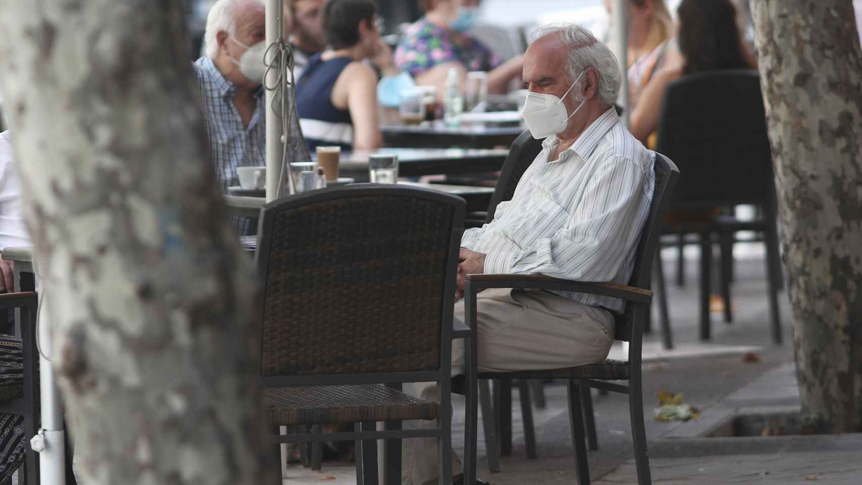 Varias personas en una terraza durante la pandemia de coronavirus en España / EUROPA PRESS