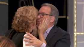 Pilar Rahola intenta besar en la boca a Josep Cuní en directo / FAQS