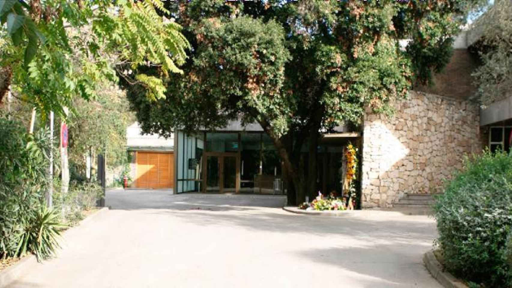 Entrada al crematorio de Collserola, situado en mitad del parque natural junto a Barcelona / CG