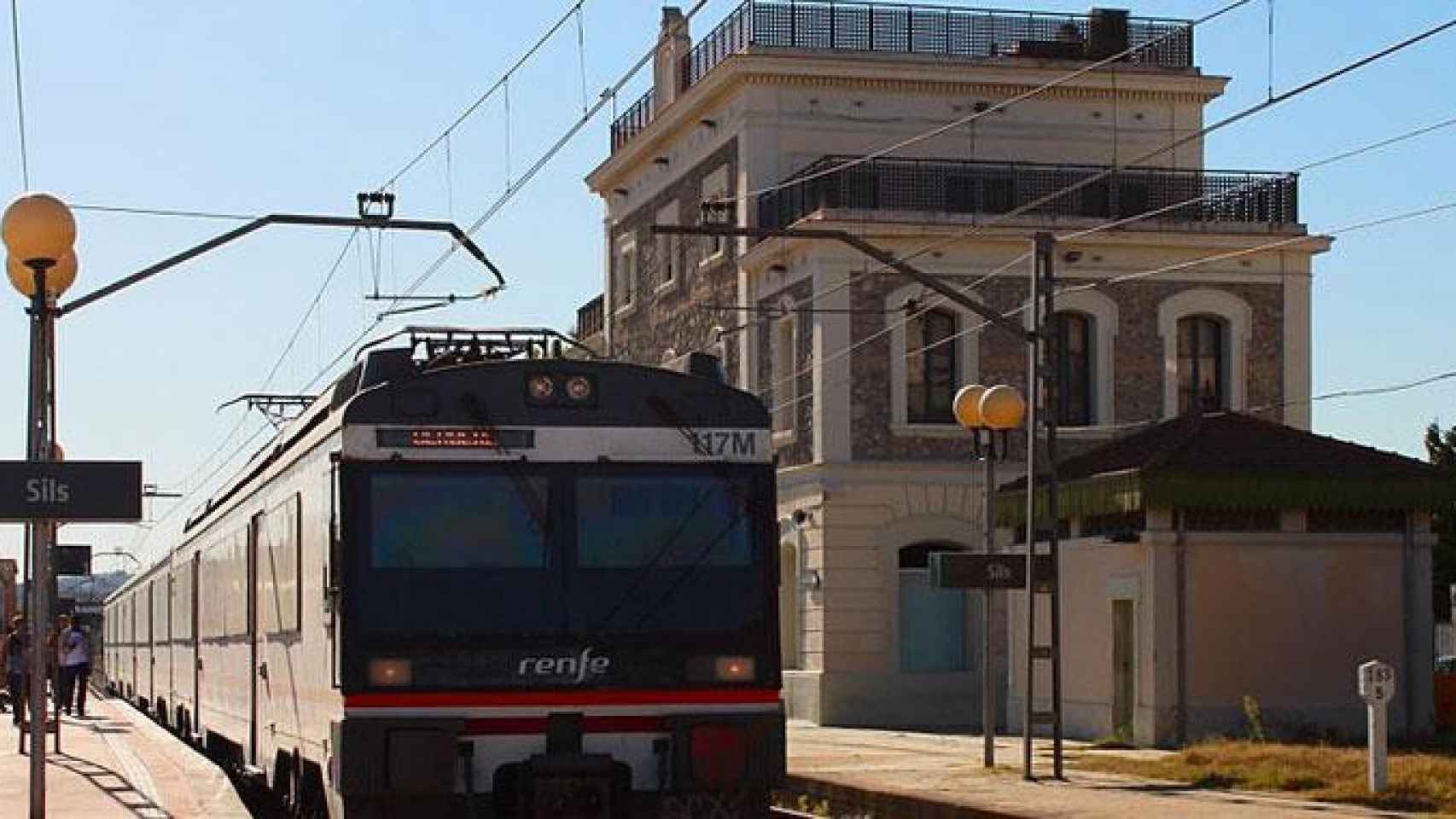Estación de tren de Sils (Girona) donde fue encontrado el hombre muerto por una pulañada / JORDI VERDUGO
