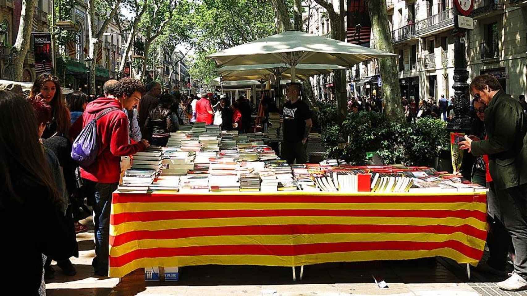 Sant Jordi, cita imperdible en Barcelona cada 23 de abril / ENRIC - WIKIMEDIA COMMONS