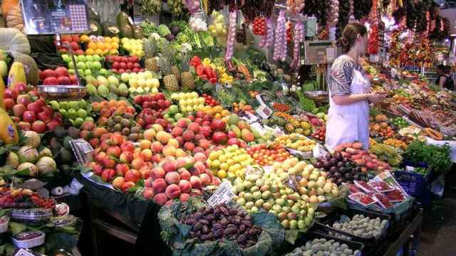 Puesto de fruta en la Boquería de Barcelona, uno de los mercados que más atrae al turismo / PIXABAY