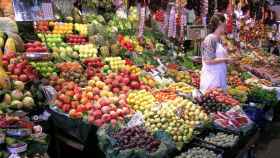 Puesto de fruta en la Boquería de Barcelona, uno de los mercados que más atrae al turismo / PIXABAY