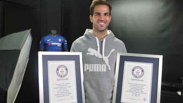 Cesc Fàbregas con sus dos récords Guinness / GUINNESS WORLD RECORDS