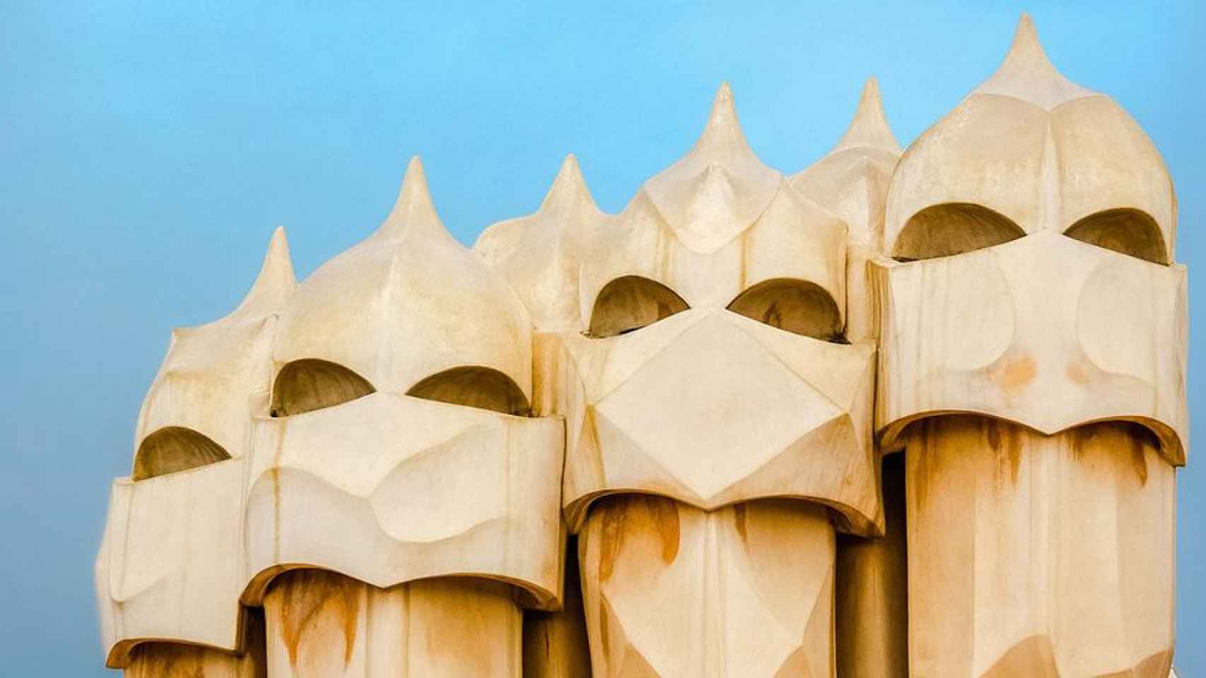 La Casa Milà es uno de los edificios diseñados por Antoni Gaudí que se pueden visitar en Cataluña / PIXABAY