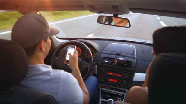 Un usuario consulta el móvil mientras conduce y comete una infracción de tráfico