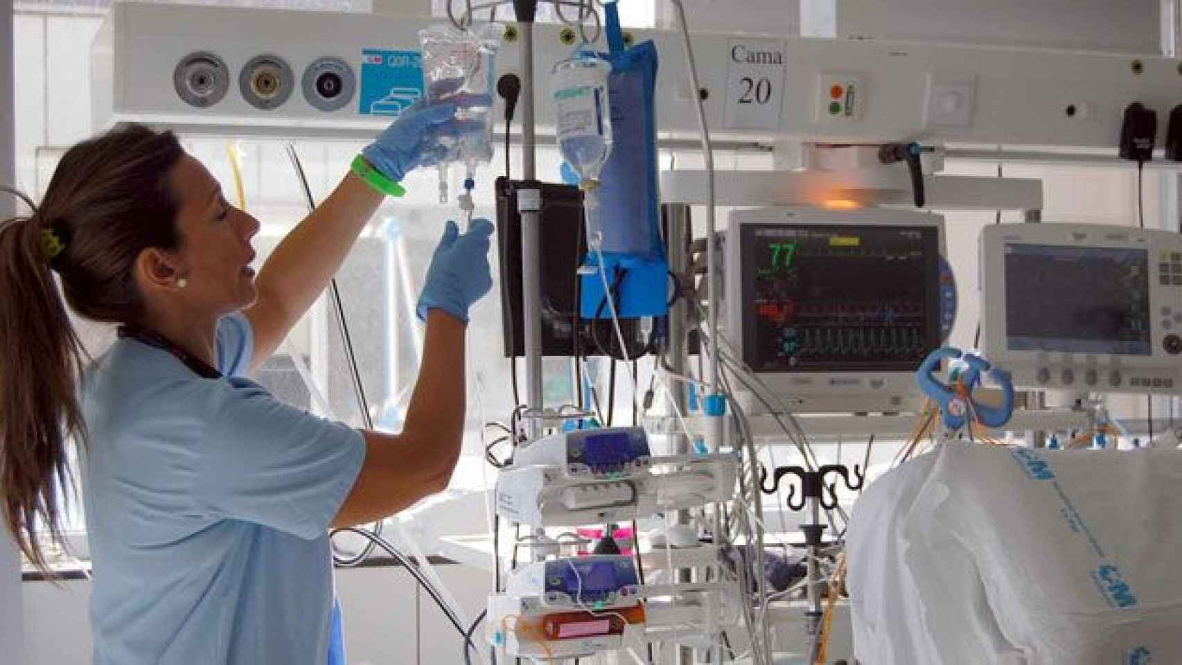 Unas enfermeras preparan una vía intravenosa para un paciente en un hospital / EFE